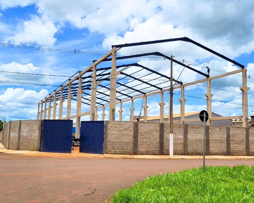 Montagem de Pilares e Vigas com a Cobertura